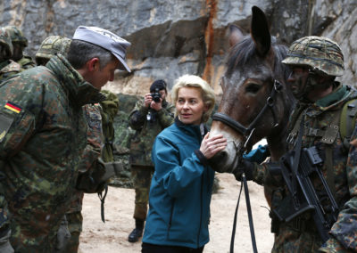 Ursula von der Leyen trifft Soldaten mit Pferd