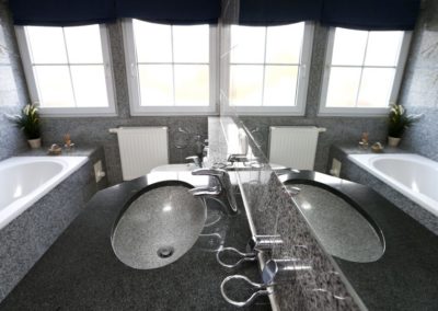 Immobilie Muenchen Badezimmer grau gefliest