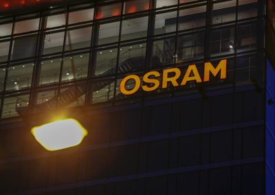 Skyline Tower Osram Logo Gebäude im Dunkeln