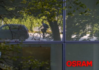 Osram Gebäude Spiegelung Straßenverkehr