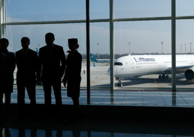 Crew schaut auf Lufthansa Flugzeug