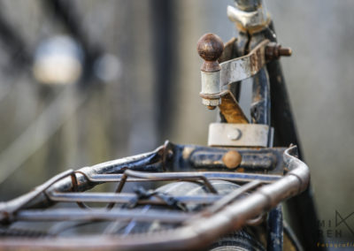 Gepäckträger eines alten Fahrrads
