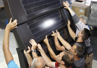 Männer bauen Solarpanels auf