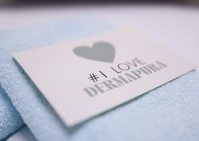 Dermapura Praxis Behandlungsraum Dekoration Handtuch Karte Love