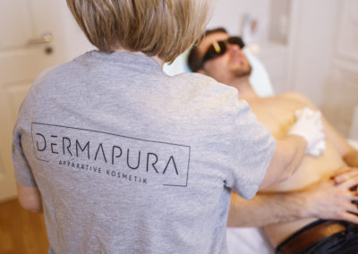 Dermapura Praxis Behandlungsraum Haarentfernung Mann