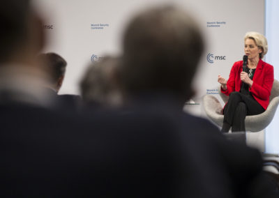 Sicherheitskonferenz, Von der Leyen spricht ins Mikrophone bei Rede