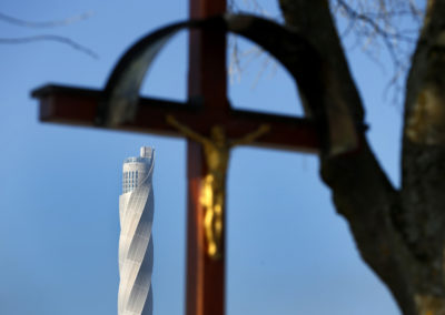 Thyssenkrupp Turm neben Jesuskreuz