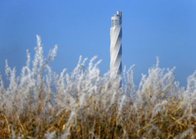 Thyssenkrupp Tower hinter frostigem Feld