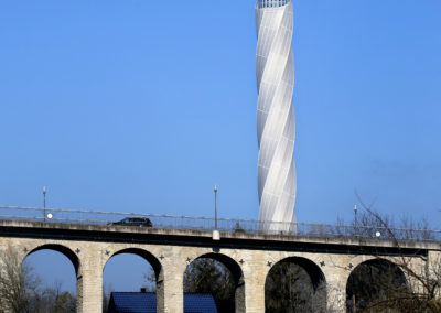 Turm von Thyssenkrupp hinter Brücke in Rottweil