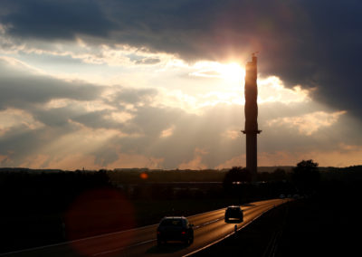 Thyssenkrupp Testturm im Sonnenuntergang neben Autobahn