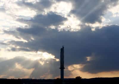 Thyssenkrupp Testturm Turm im Sonnenuntergang mit Wolken