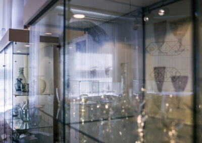 Gläser in Vitrinen im Glasmuseum