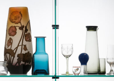 Alle Variationen an Glas die das Glasmuseum in seine Vitrinen stellt